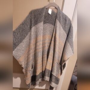 Cozy Gray and Tan Women's Sweater Poncho/wrap With Pockets One Size